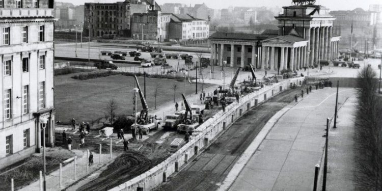 “Kur rrëzohej ‘Muri i Berlinit’, apo siç u quajt ndryshe ‘Muri i turpit’, i cili për 28 vite me rradhë ndau berlinezët në dy botë të ndryshme dhe…”/ Artikujt e gazetës ‘TIME’