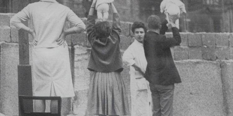 “Kur rrëzohej ‘Muri i Berlinit’, apo siç u quajt ndryshe ‘Muri i turpit’, i cili për 28 vite me rradhë ndau berlinezët në dy botë të ndryshme dhe…”/ Artikujt e gazetës ‘TIME’