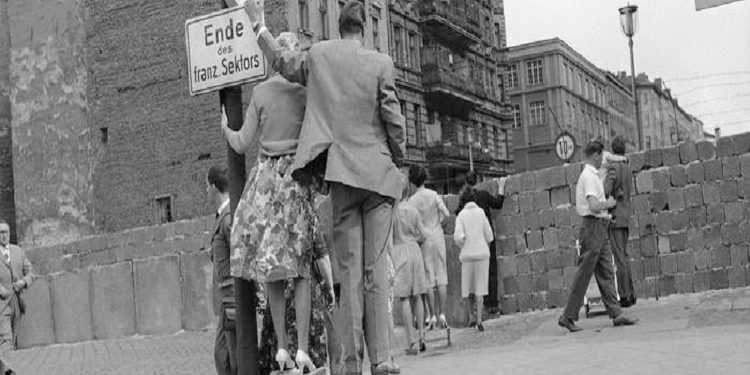 “Kur rrëzohej ‘Muri i Berlinit’, apo siç u quajt ndryshe ‘Muri i turpit’, i cili për 28 vite me rradhë ndau berlinezët në dy botë të ndryshme dhe…”/ Artikujt e gazetës ‘TIME’