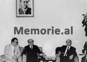 “Amaneti i nënës sime që të mos e pranoja ish-shoqen e saj të Luftës, Nexhmije Hoxhën, nëse vinte për ngushëllim… “/ Kujtimet e panjohura të ish-gazetarit të Radio-Tiranës dhe ‘RD’-së