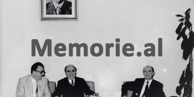 “Amaneti i nënës sime që të mos e pranoja ish-shoqen e saj të Luftës, Nexhmije Hoxhën, nëse vinte për ngushëllim… “/ Kujtimet e panjohura të ish-gazetarit të Radio-Tiranës dhe ‘RD’-së