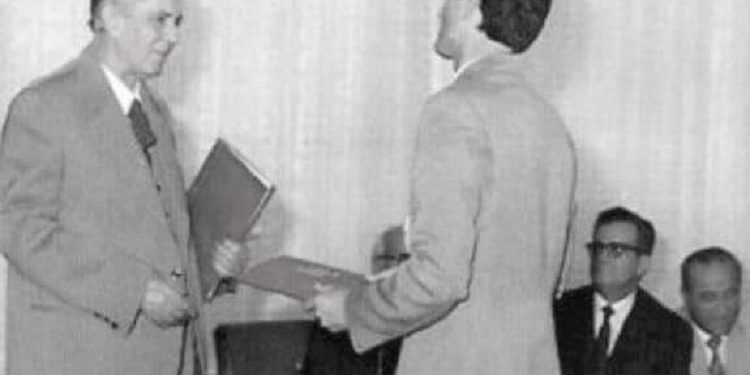 “Arshin Xhezo, kryeredaktori i ‘Zëri i popullit’, kërcënoi me burg piktorin që retushoi foton e Nexhmijes…”/ Kujtimet e panjohura të ish-gazetarit të Radio-Tiranës dhe ‘RD’-së