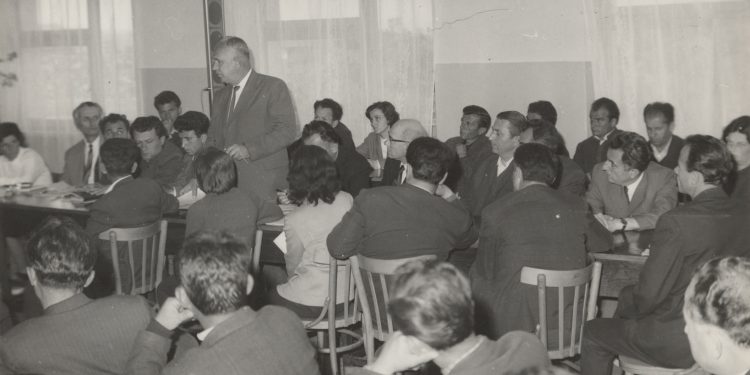 “Si arrita ta siguroja një ftesë për në takimin me Enver Hoxhën, ku oficerët e Sigurimit më kthyen, pasi…” !/ Kujtimet e panjohura të ish-gazetarit të Radio-Tiranës dhe ‘RD’-së