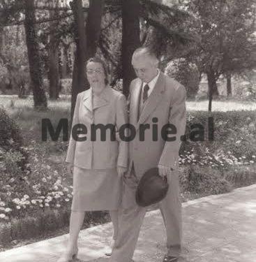 “Gjatë një vizite të shtëpia e Babë Myslymit, Enveri i tha atij, t’i internonte fëmijët që kishte me gruan e parë dhe… “/ Kujtimet e panjohura të ish-gazetarit të Radio-Tiranës dhe ‘RD’-së