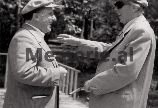 “Ditën e rrëzimit të monumentit të Enverit, nusja e djalit të Hekuran Isait erdhi në zyrën time dhe më tha….”/ Kujtimet e panjohura të ish-gazetarit të Radio-Tiranës dhe ‘RD’-së