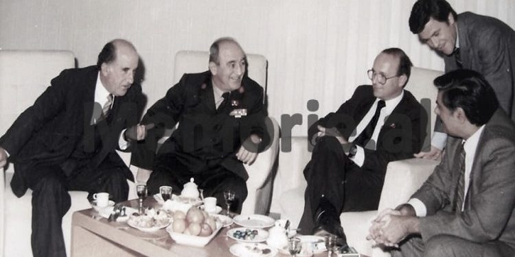 “Ditën e rrëzimit të monumentit të Enverit, nusja e djalit të Hekuran Isait erdhi në zyrën time dhe më tha….”/ Kujtimet e panjohura të ish-gazetarit të Radio-Tiranës dhe ‘RD’-së