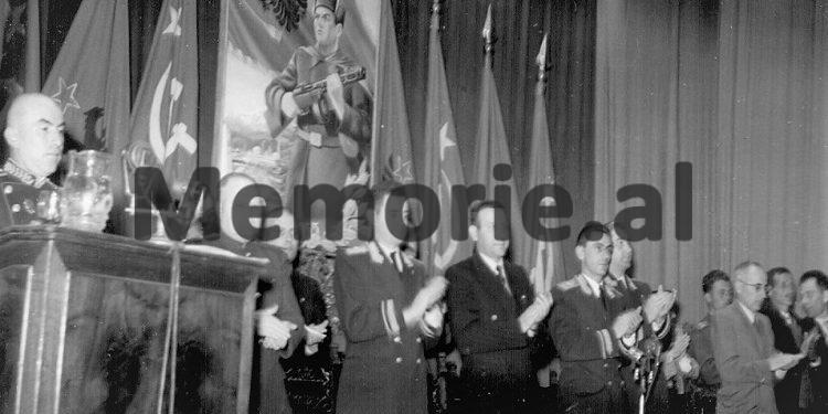 “Pëllumb Dishnica tha se në ‘Pallatin e Brigadave’ ku është kuzhinieri i Zogut, udhëheqësit me familjet e tyre…”/ Përgjimet e të internuarve në Ishullin e Zvërnecit