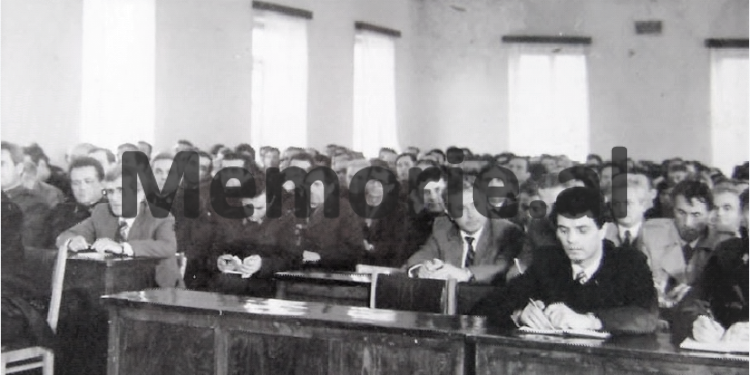 “Pëllumb Dishnica tha se në ‘Pallatin e Brigadave’ ku është kuzhinieri i Zogut, udhëheqësit me familjet e tyre…”/ Përgjimet e të internuarve në Ishullin e Zvërnecit