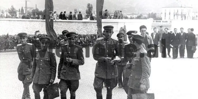 “Pëllumb Dishnica tha se në ‘Pallatin e Brigadave’ ku është kuzhinieri i Zogut, udhëheqësit me familjet e tyre…”/ Përgjimet e të internuarve në Ishullin e Zvërnecit