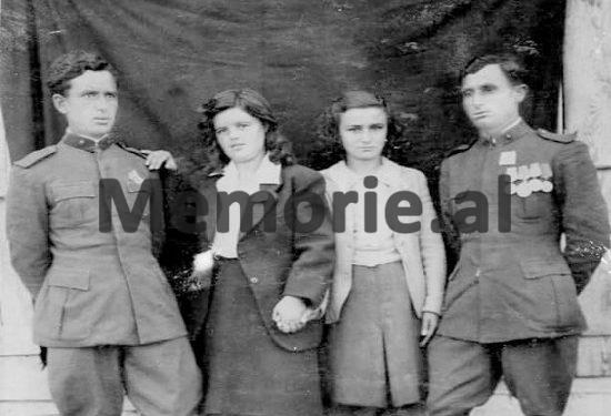 “Pëllumb Dishnica tha se në ‘Pallatin e Brigadave’ ku është kuzhinieri i Zogut, udhëheqësit me familjet e tyre…”/ Përgjimet e të internuarve në Ishullin e Zvërnecit