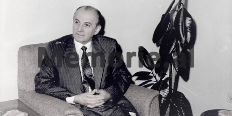 “Peripecitë e mija pas letrës të koleges së Arkivit, se kisha qeshur në mitingun e përmortshëm kur vdiq Enver Hoxha dhe…”/ Kujtimet e panjohura të ish-gazetarit të Radio-Tiranës dhe ‘RD’-së