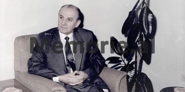 “Amaneti i nënës sime që të mos e pranoja ish-shoqen e saj të Luftës, Nexhmije Hoxhën, nëse vinte për ngushëllim… “/ Kujtimet e panjohura të ish-gazetarit të Radio-Tiranës dhe ‘RD’-së