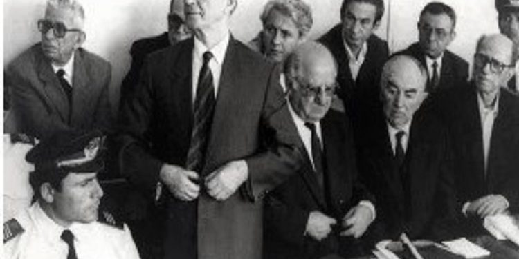 “Ditën e rrëzimit të monumentit të Enverit, nusja e djalit të Hekuran Isait erdhi në zyrën time dhe më tha….”/ Kujtimet e panjohura të ish-gazetarit të Radio-Tiranës dhe ‘RD’-së