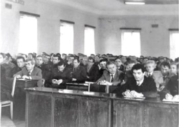 “Here is what Xheviti, Gjovalini, Nuriu, Pëllumb Dishnica, Peço Fidhi and Xhaferr Vokshi are talking about leadership…”// Eavesdropping of “Vigëlenti” on the Island of Zvërnec