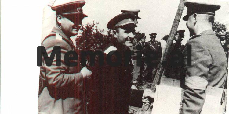 Dëshmia e familjarëve: “Kur Enveri i shkoi në shtëpi për vdekjen e të vëllait që e helmoi Sigurimi, Panajoti i tha…”/ Historia e panjohur që nxiti arratisjen e ministrit pa portofol në ’57-ën!