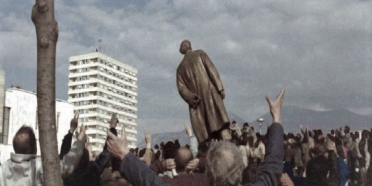 “Ditën e rrëzimit të monumentit të Enverit, nusja e djalit të Hekuran Isait erdhi në zyrën time dhe më tha….”/ Kujtimet e panjohura të ish-gazetarit të Radio-Tiranës dhe ‘RD’-së