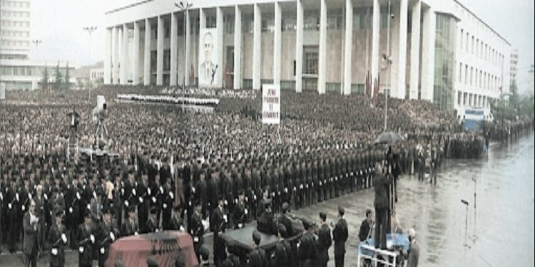 “Peripecitë e mija pas letrës të koleges së Arkivit, se kisha qeshur në mitingun e përmortshëm kur vdiq Enver Hoxha dhe…”/ Kujtimet e panjohura të ish-gazetarit të Radio-Tiranës dhe ‘RD’-së