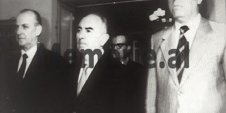 “Ditën e rrëzimit të monumentit të Enverit, nusja e djalit të Hekuran Isait erdhi në zyrën time dhe më tha….”/ Kujtimet e panjohura të ish-gazetarit të Radio-Tiranës dhe ‘RD’-së