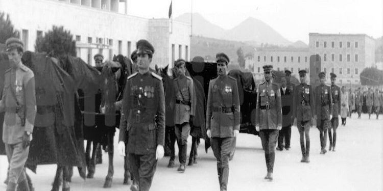 “Gjovalini tha se Nako Spiro ishte feminist i madh, te ditëlindja e tij shkoi e dashura e Nakos, e cila u deh me raki dhe u shtri…”/ Përgjimet e “Vigjëlentit” në Ishullin e Zvërnecit