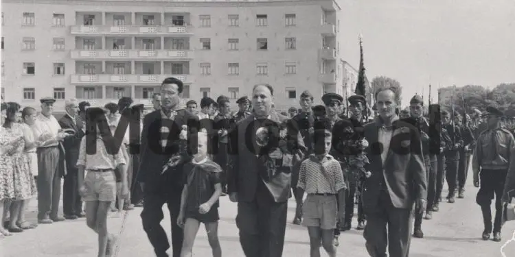 Akuzat e Enverit: “Më thonë se Sadik Bekteshi, ky element antiparti, revizionist e tradhtar, çdo ditë, veshur ‘kreko’ si një borgjez…” / Plenumi i 7-të, maj ’75, kur Hoxha “zbuloi grupet armiqësore”!