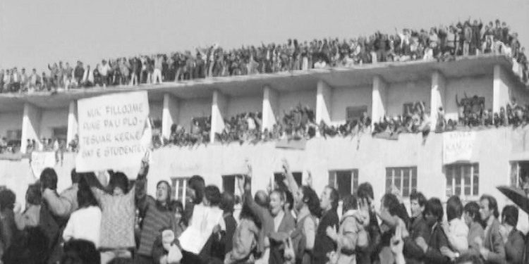 “Në protestat studentore në dhjetorin e ’90-ës, Xhelil Gjoni tha; ne u futëm ca shkopinj bythëve dhe nuk nxorëm tanket , pasi… “/ Kujtimet e panjohura të ish-gazetarit të Radio-Tiranës dhe ‘RD’-së