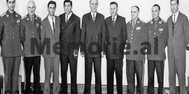 Akuzat e Enverit: “Më thonë se Sadik Bekteshi, ky element antiparti, revizionist e tradhtar, çdo ditë, veshur ‘kreko’ si një borgjez…” / Plenumi i 7-të, maj ’75, kur Hoxha “zbuloi grupet armiqësore”!