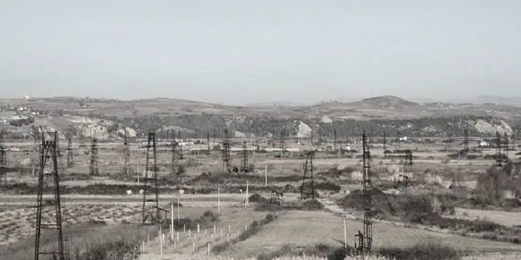 Akuzat e Enverit: “Më thonë se Sadik Bekteshi, ky element antiparti, revizionist e tradhtar, çdo ditë, veshur ‘kreko’ si një borgjez…” / Plenumi i 7-të, maj ’75, kur Hoxha “zbuloi grupet armiqësore”!