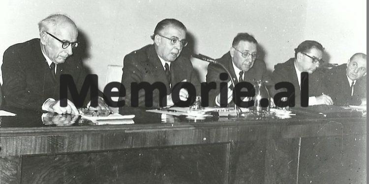 “Ka nga ata si Dashnor Mamaqi, i cili çirrej në Plenumin e Komitetit Qendror kundër Paçramit dhe Ballukut, por ishte….”/ Plenumi i 7-të, maj ’75, kur Hoxha “zbuloi grupet armiqësore”!