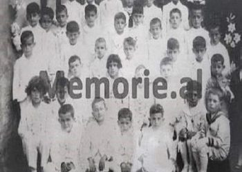 “Krishtlindjet në kohën e komunizmit: Fotot e panjohura të Dom Ernest Troshanit duke dhënë meshë”