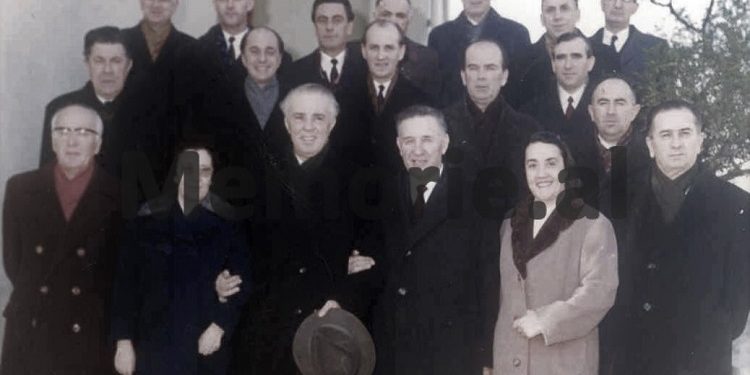 Akuzat e Enverit: “Më thonë se Sadik Bekteshi, ky element antiparti, revizionist e tradhtar, çdo ditë, veshur ‘kreko’ si një borgjez…” / Plenumi i 7-të, maj ’75, kur Hoxha “zbuloi grupet armiqësore”!