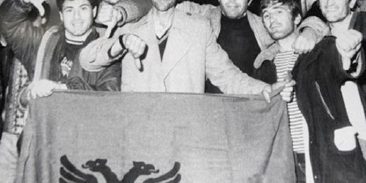 “Në protestat studentore në dhjetorin e ’90-ës, Xhelil Gjoni tha; ne u futëm ca shkopinj bythëve dhe nuk nxorëm tanket , pasi… “/ Kujtimet e panjohura të ish-gazetarit të Radio-Tiranës dhe ‘RD’-së