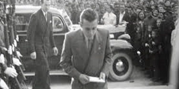 “Gjovalini tha se Nako Spiro ishte feminist i madh, te ditëlindja e tij shkoi e dashura e Nakos, e cila u deh me raki dhe u shtri…”/ Përgjimet e “Vigjëlentit” në Ishullin e Zvërnecit