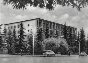 Zbulohet dosja e bujshme e “Thikave”, me ambasadat e huaja në Tiranë në ’80-ën, që solli “ftohjen” e Enverit me Mehmetin! Dëshmia e Neshat Tozajt