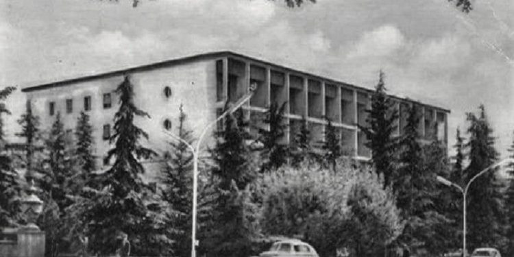 Zbulohet dosja e bujshme e “Thikave”, me ambasadat e huaja në Tiranë në ’80-ën, që solli “ftohjen” e Enverit me Mehmetin! Dëshmia e Neshat Tozajt