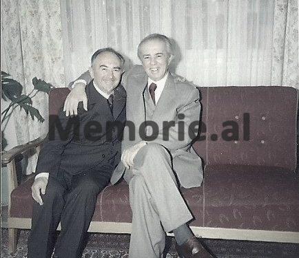 “Si e lejove ti Kadri që miku i Feçorit, edhe pse i internuar, mbante revole, me dhjetëra orë floriri, byzylykë e…”/ Plenumi i V-të, tetor ’82, kur “kryqëzohej” ministri Hazbiu