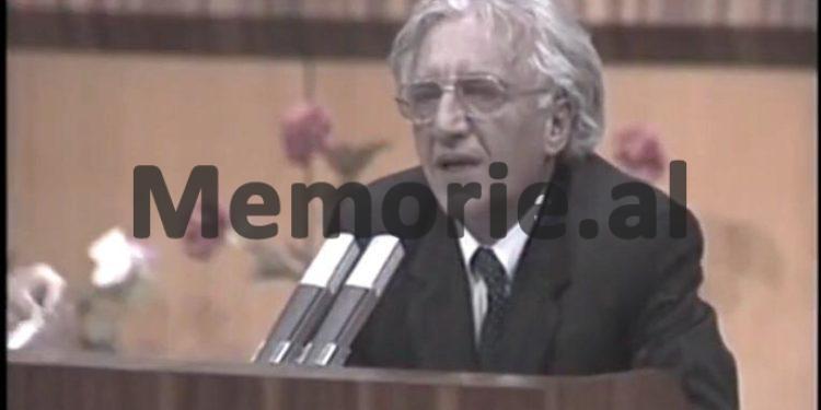 “Ku ka çiltërsi këtu, të bësh një bastun të tillë dhe…”/ Akuza e Dritëro Agollit, në Plenumin i 5-të, kur Enveri u tregoi gjatë mbledhjes, armën bastun me dylbi me të cilën do e vriste Mehmeti!