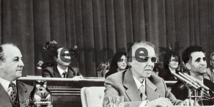 Dritëro Agolli’s accusation: “Where is the sincerity here, to make such a cane and…” / 5th Plenum, when Enver showed them during the meeting, the weapon with the binoculars with which Mehmeti would kill him!