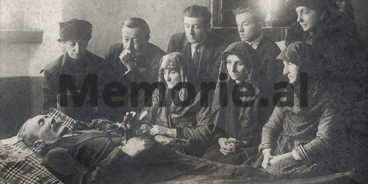 Fotot e panjohura/Nga miqtë e tij të ngushtë, Luigj Gurakuqi e Padër Gjergj Fishta, te i vëllai, Dom Mikeli, motrat Margerita e Antonieta dhe …”/ Imazhet e rralla të Ernest Koliqit