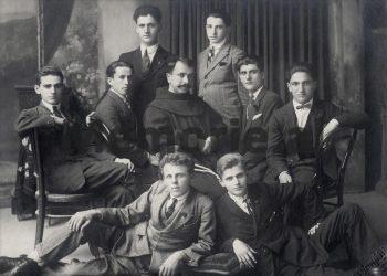 Fotot e panjohura/Nga miqtë e tij të ngushtë, Luigj Gurakuqi e Padër Gjergj Fishta, te i vëllai, Dom Mikeli, motrat Margerita e Antonieta dhe …”/ Imazhet e rralla të Ernest Koliqit