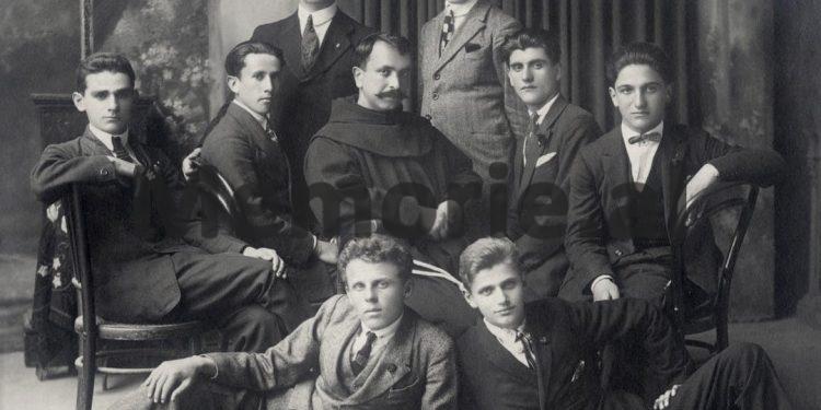 Fotot e panjohura/Nga miqtë e tij të ngushtë, Luigj Gurakuqi e Padër Gjergj Fishta, te i vëllai, Dom Mikeli, motrat Margerita e Antonieta dhe …”/ Imazhet e rralla të Ernest Koliqit