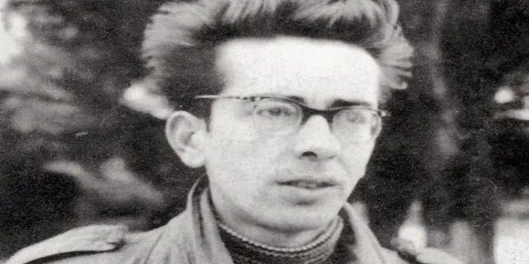 Viti 1961, kur Enver Hoxha rrinte “gju më gju” me shkrimtarët e poetët,  në mbledhjen te salla e Universiteti të Tiranës, ku ai erdhi pa lajmëruar më parë!