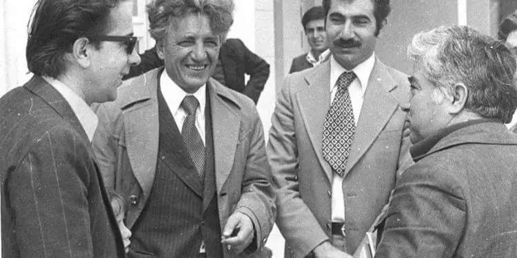 Viti 1961, kur Enver Hoxha rrinte “gju më gju” me shkrimtarët e poetët,  në mbledhjen te salla e Universiteti të Tiranës, ku ai erdhi pa lajmëruar më parë!