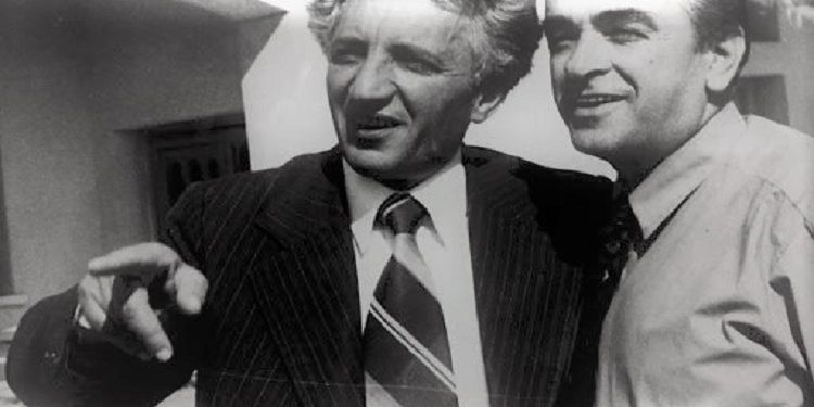 Viti 1961, kur Enver Hoxha rrinte “gju më gju” me shkrimtarët e poetët,  në mbledhjen te salla e Universiteti të Tiranës, ku ai erdhi pa lajmëruar më parë!