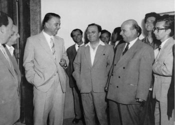 Viti 1961, kur Enver Hoxha rrinte “gju më gju” me shkrimtarët e poetët, në mbledhjen te salla e Universiteti të Tiranës, ku ai erdhi pa lajmëruar më parë!