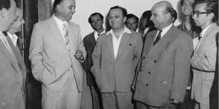 Viti 1961, kur Enver Hoxha rrinte “gju më gju” me shkrimtarët e poetët,  në mbledhjen te salla e Universiteti të Tiranës, ku ai erdhi pa lajmëruar më parë!