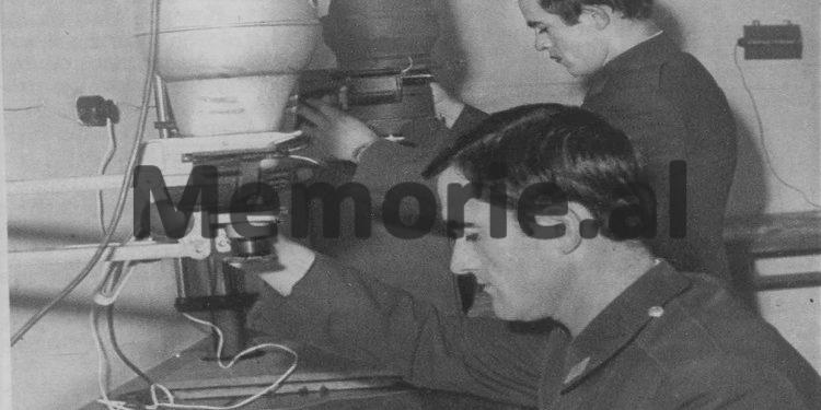 Relacioni i Rexhep Kollit në ’81-in, për çështjen “Thikat” e ambasadave: “Hetuesi Sokol Koleka, shkoi në burgun e grave në Kosovë të Elbasanit, për të marrë një…”