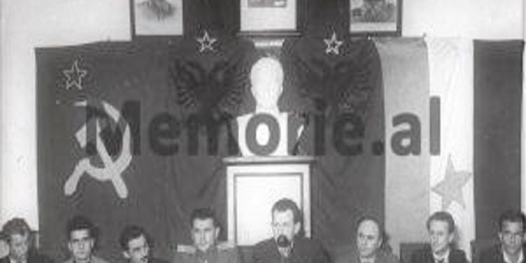“Vigjilenca’, të shikojë se kush është ushtaraku që luan shah me Tuk Jakovën në shtëpinë e tij dhe…”/Raportet e bashkëpunëtorëve të Sigurimit, Berat, 1955