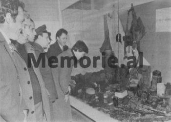 Relacioni i Rexhep Kollit në ’81-in, për çështjen “Thikat” e ambasadave: “Hetuesi Sokol Koleka, shkoi në burgun e grave në Kosovë të Elbasanit, për të marrë një…”