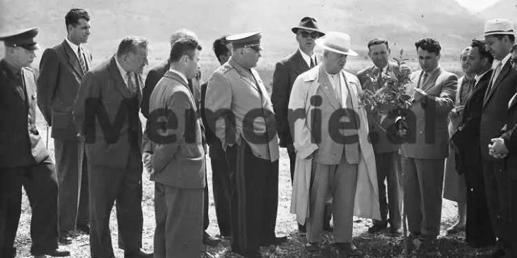 Raport-survejimi i “Luarasit”, Berat ‘56 : “Tuku tha se i pëlqeu fjalimi i Enverit që e kishte dëgjuar në radio, se ai është orator, por unë s’lejoj që…”