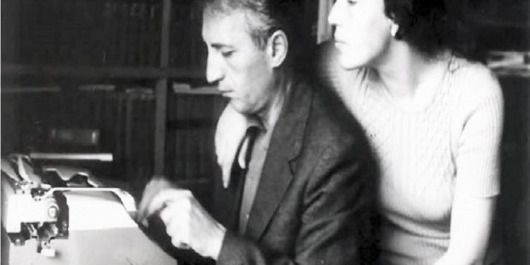 Viti 1961, kur Enver Hoxha rrinte “gju më gju” me shkrimtarët e poetët,  në mbledhjen te salla e Universiteti të Tiranës, ku ai erdhi pa lajmëruar më parë!